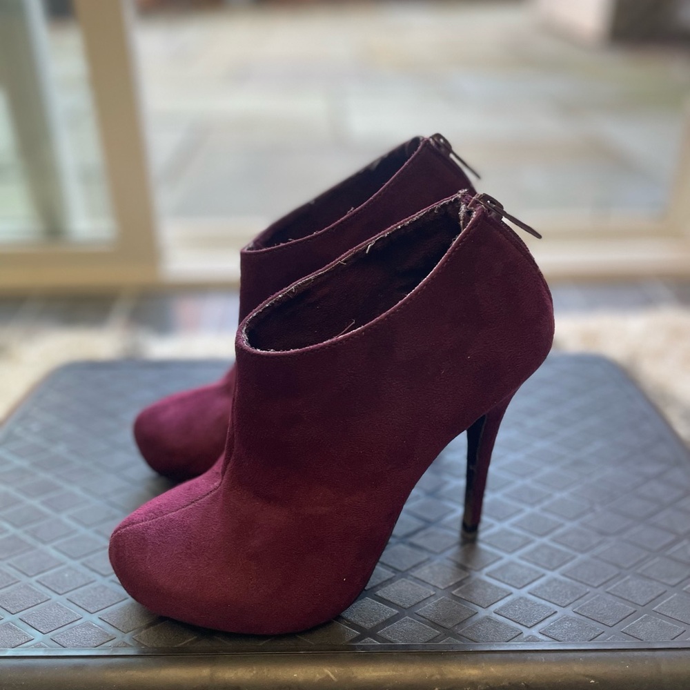 Michael Antonio Maroon Suede Booties – Excellent Condition